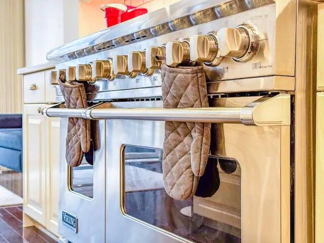 Cozy Retreat: Arcade, Comfy Beds, Full Amenities! gallery image 5