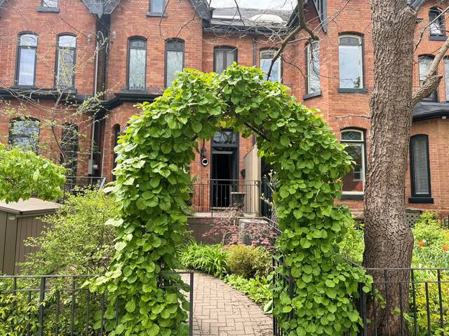 Cozy Retreat: Arcade, Comfy Beds, Full Amenities! gallery image 4