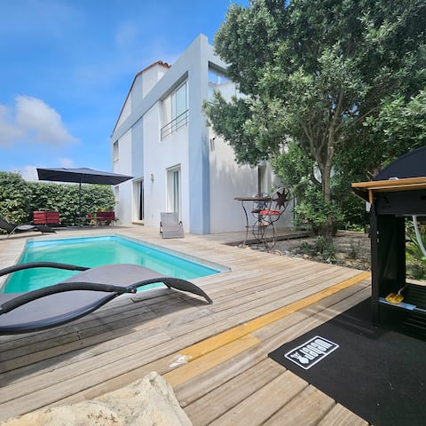 Beachfront by Bike, Villa T6 with Pool + Garage