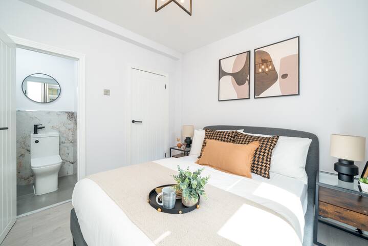 Perfect Location-New house! 5 minutes from tube