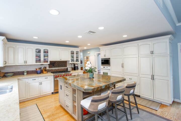 Paradise w/ Pool, Hot Tub & Walk to Beach 4b/4.5ba gallery image 2