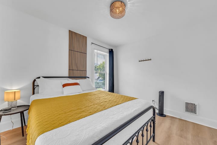 [ Spálňa 1 ] Každá izba má pohodlnú menšiu manželskú posteľ na pokojný spánok.