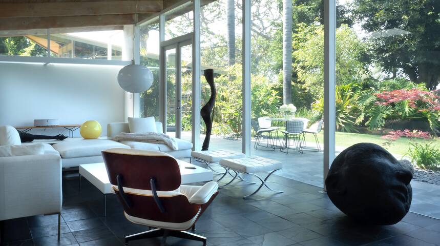 Iconic Mulholland Dr Stylish+Private+Central+Views gallery image 2