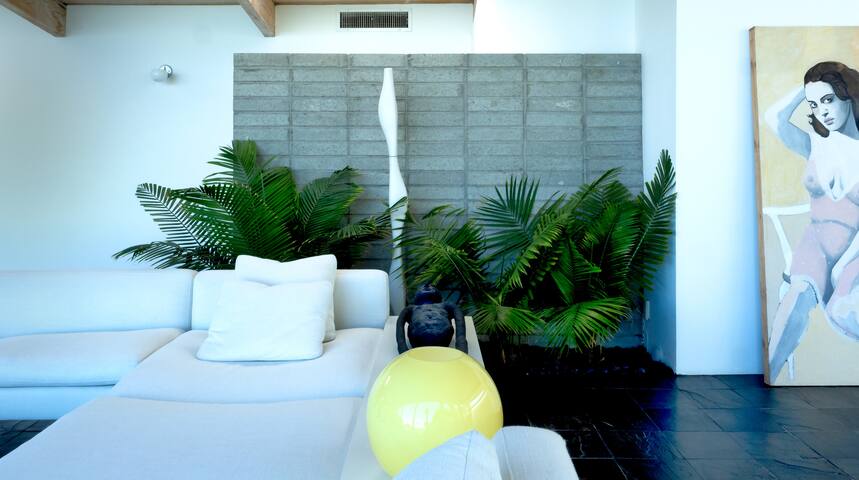 Iconic Mulholland Dr Stylish+Private+Central+Views gallery image 5