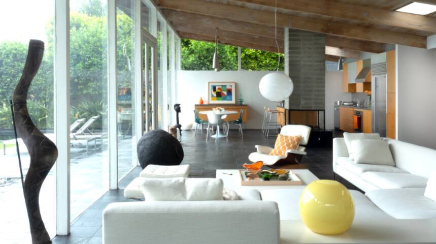 Iconic Mulholland Dr Stylish+Private+Central+Views gallery image 3