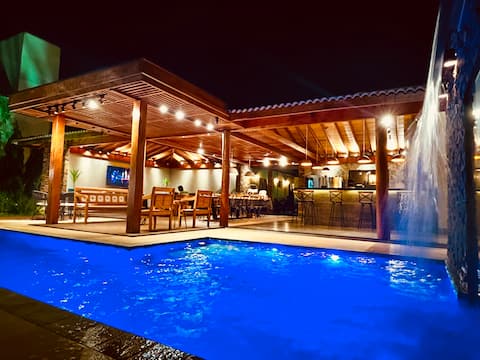 Heated Pool, 16 people, Close to Parks