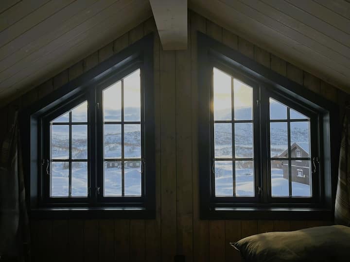 Loftstua มีวิวที่สวยงามของกรอตลีและภูเขา 