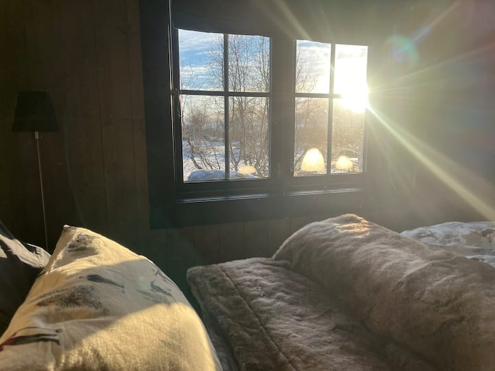 น่ารักที่จะตื่นขึ้นมาในตอนเช้าและลากแสงอาทิตย์เข้ามา