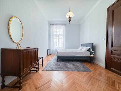 City Centre - Spacious 3BR Historic Flat