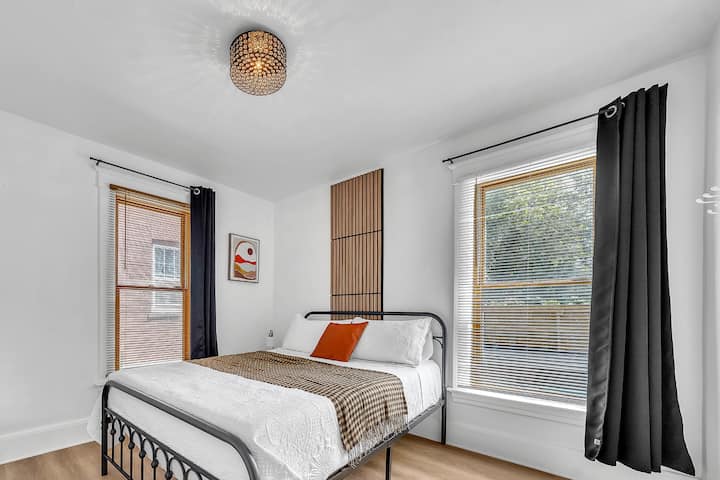 [ Dormitorio 3 ] Disfruta de la comodidad de una cama tamaño queen en cada habitación para una noche de descanso tranquilo.