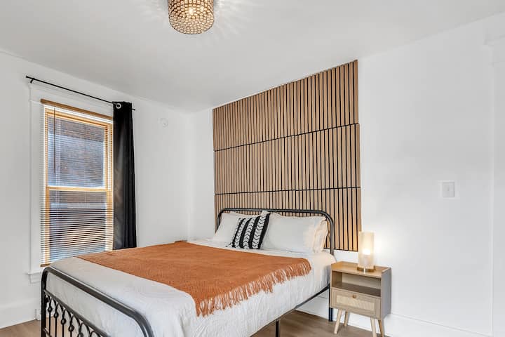 [ Dormitorio 2 ] Cada cama cuenta con un colchón tamaño queen para tu máxima comodidad.