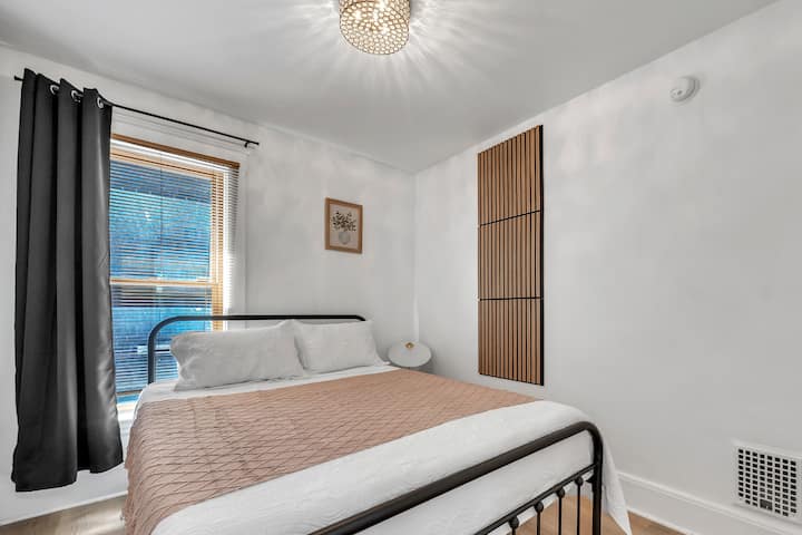 [ Dormitorio 1 ] Cada habitación cuenta con una cómoda cama tamaño queen para una noche de sueño reparador.