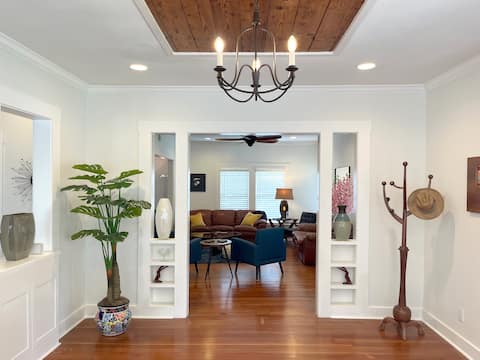 Top performing Airbnb: Historic 7-BR Luxury–hot tub in the heart of town in Monte Vista