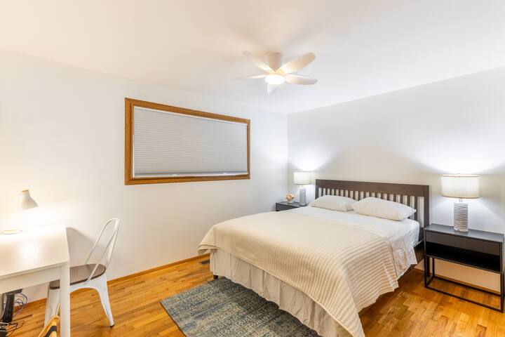 Prime Stay Minutes to UVillage/HuskyStadium/UW gallery image 4