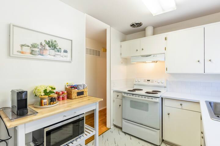 Prime Stay Minutes to UVillage/HuskyStadium/UW gallery image 5