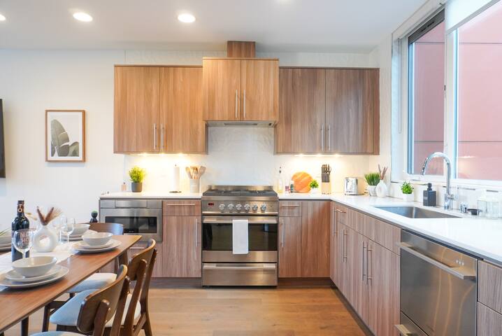 SEA BEST | Space Needle Views | Walkable | Parking gallery image 2