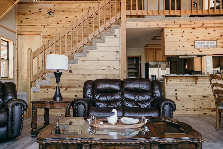 Yellowstone Cabin | Pool Table, Family + Views - Pine Mountain Club, CA