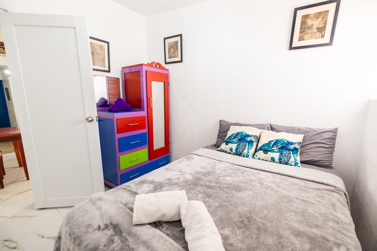 غرفة ثانية بسرير كامل. 