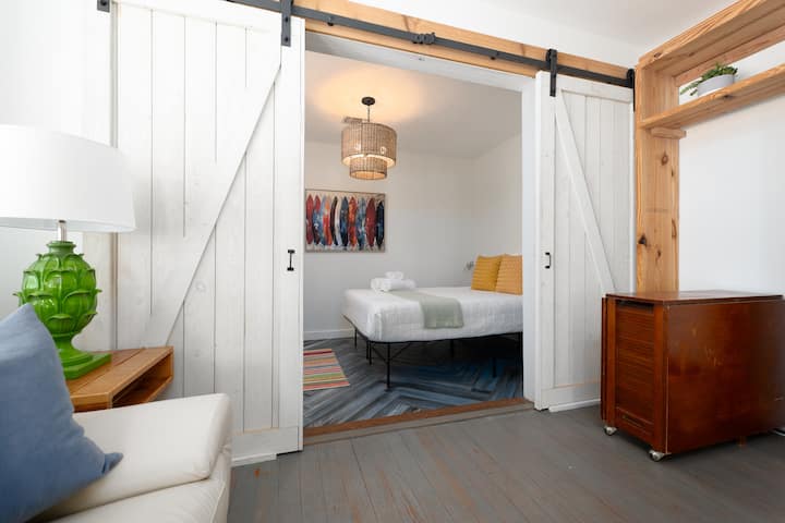 2. spavaća soba: udoban bračni krevet. 

**Po narudžbi su vrata staje uklonjena, pa je to otvorena prostorija/prostor**
