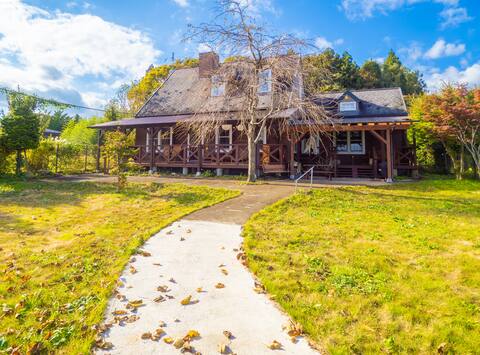 Elle's Garden House: Stylish Wooden House, High Fenced Dog Run, DeckBBQ