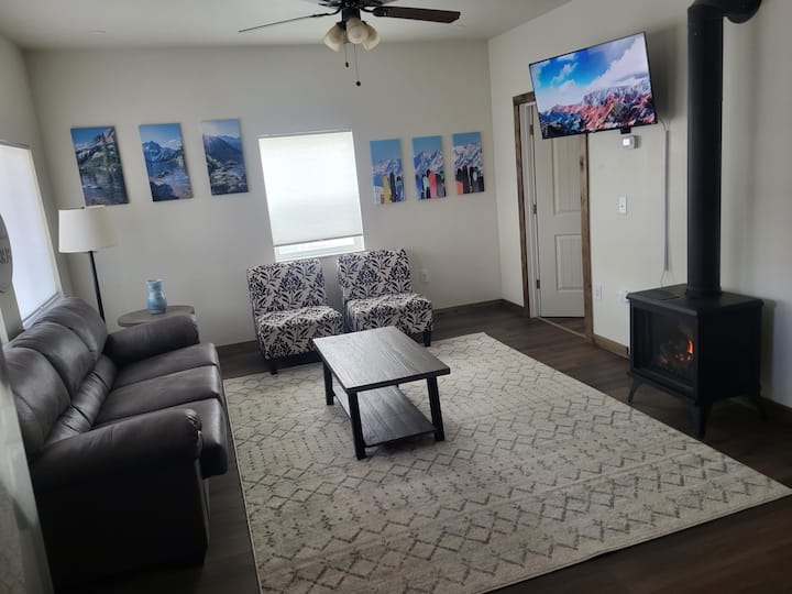 Freshly Remodeled And Furnished Home  Uptown Butte - Montana
