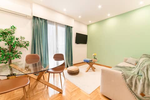 Top performing Airbnb: Mary's Haven, Apt. near metro st. & Acropolis in ΚΑΛΛΙΡΡΟΗΣ