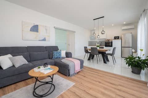 Popular Airbnb listing: Brand new apt with terrace and seaview°near Trogir in Općina Seget