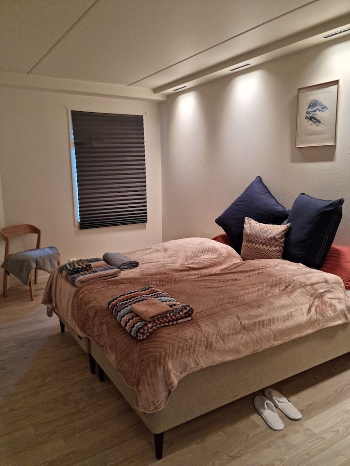 Como camas dobles o dos camas individuales (2 * 90 cm). Entrada privada y, por lo tanto, estrictamente una habitación de hotel separada en el departamento (si se usan ambas habitaciones). Baño privado a la derecha de la foto (el baño de cada habitación). La habitación se puede cambiar fácilmente por 2 camas individuales