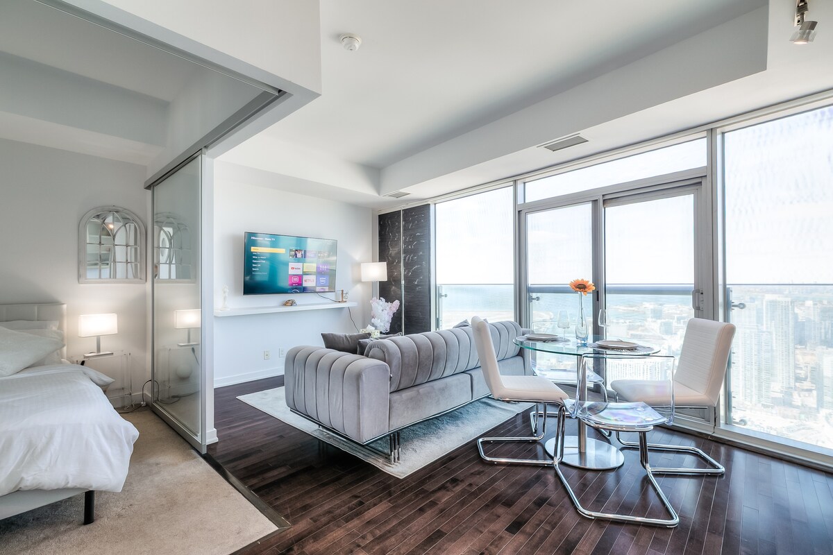 استرخ في مساحة معيشة مريحة مع تلفزيون ذكي ومقاعد مريحة.