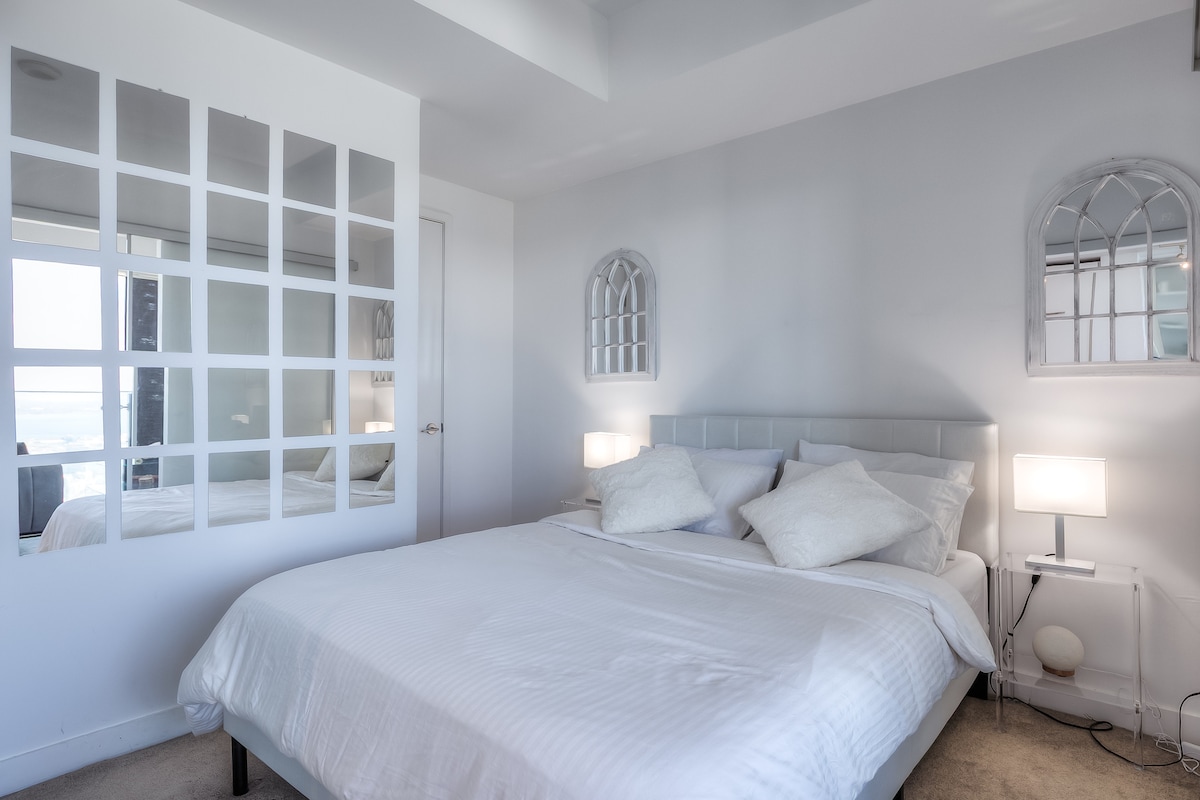 استمتع بنوم هانئ مع ملاءات وألحفة وسرير فاخر بجودة الفندق.