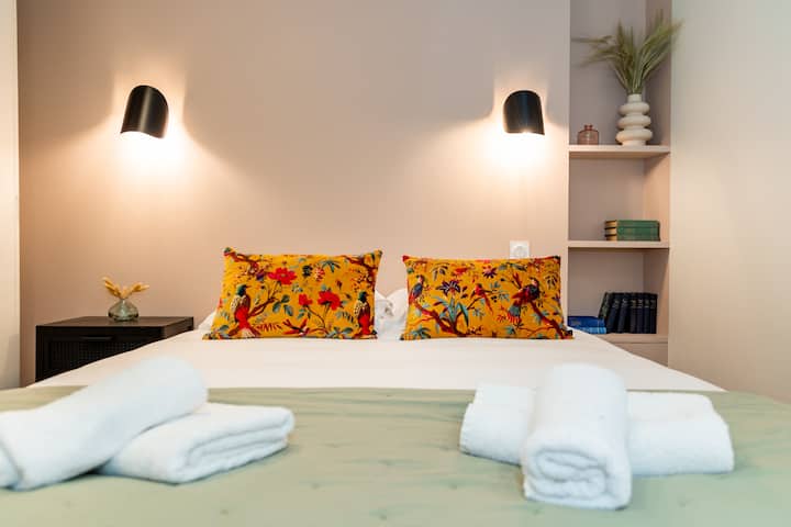 Осигурено е легло 160x200, спално бельо и кърпи