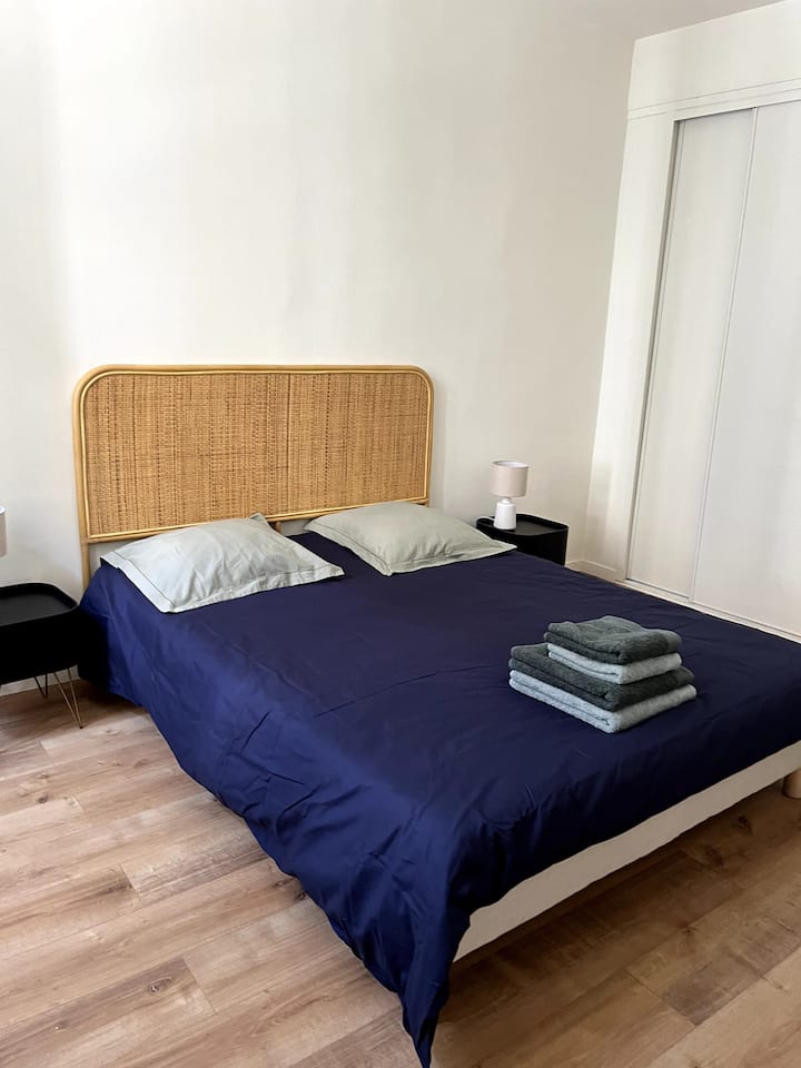 amplia habitación muy luminosa con un gran armario ropero