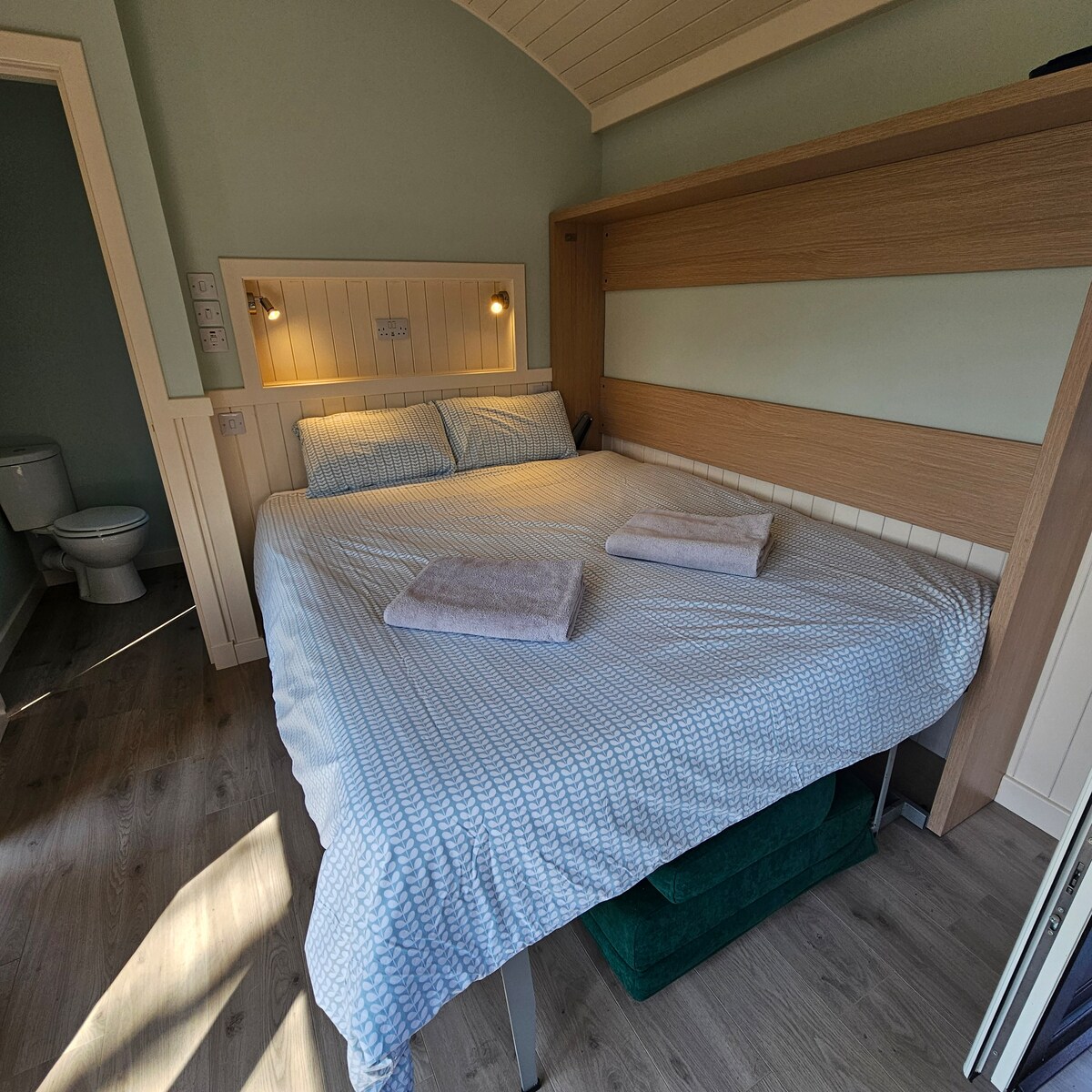 هوديني سيت/سرير مع مرتبة بحجم كبير. يتم سحبها بسهولة للتحويل من أريكة إلى سرير.