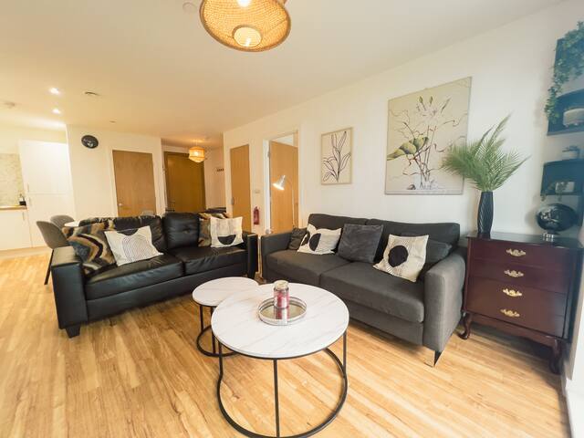 Manchester Waterside Retreat! Parking nearby!