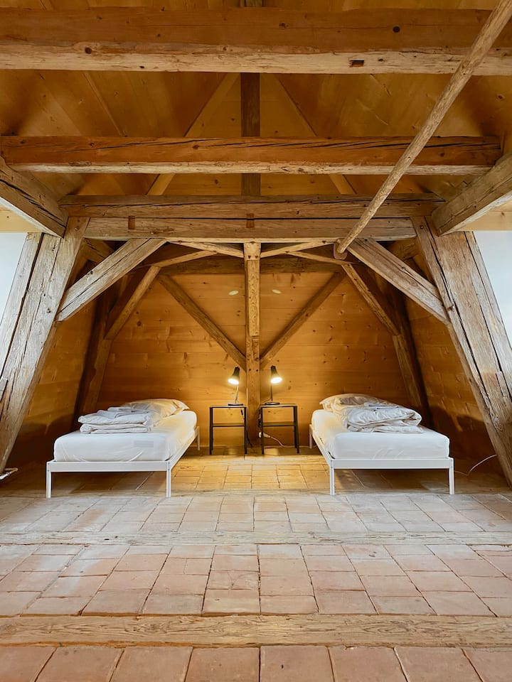 ממוקמת בקומה השנייה