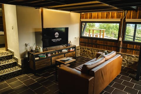 Successful Airbnb property: Refined cabin, panoramic views, steps from Jericó in Jericó