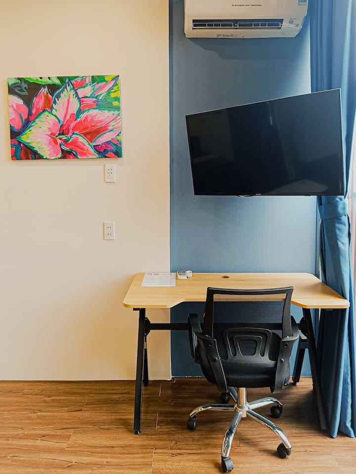Workspace evidence from Apt w Kitchen Fast Internet |near Airport & center
