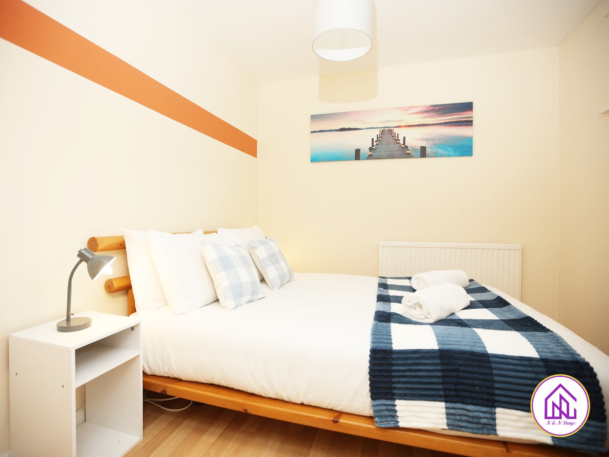 Anfitrión: N & N Stays
Relájate y disfruta de tu noche en ropa de cama limpia. Cama muy cómoda