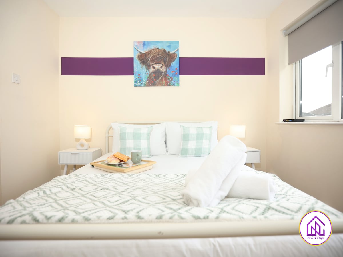 Amplio y decorado con buen gusto, dormitorio con toallas proporcionadas.
