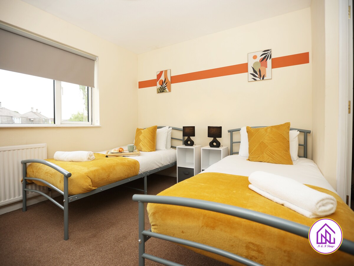 Anfitrión: N & N Stays
Descansa tranquilo en una habitación bien diseñada con dos camas individuales y un amplio espacio para guardar tus pertenencias. 

