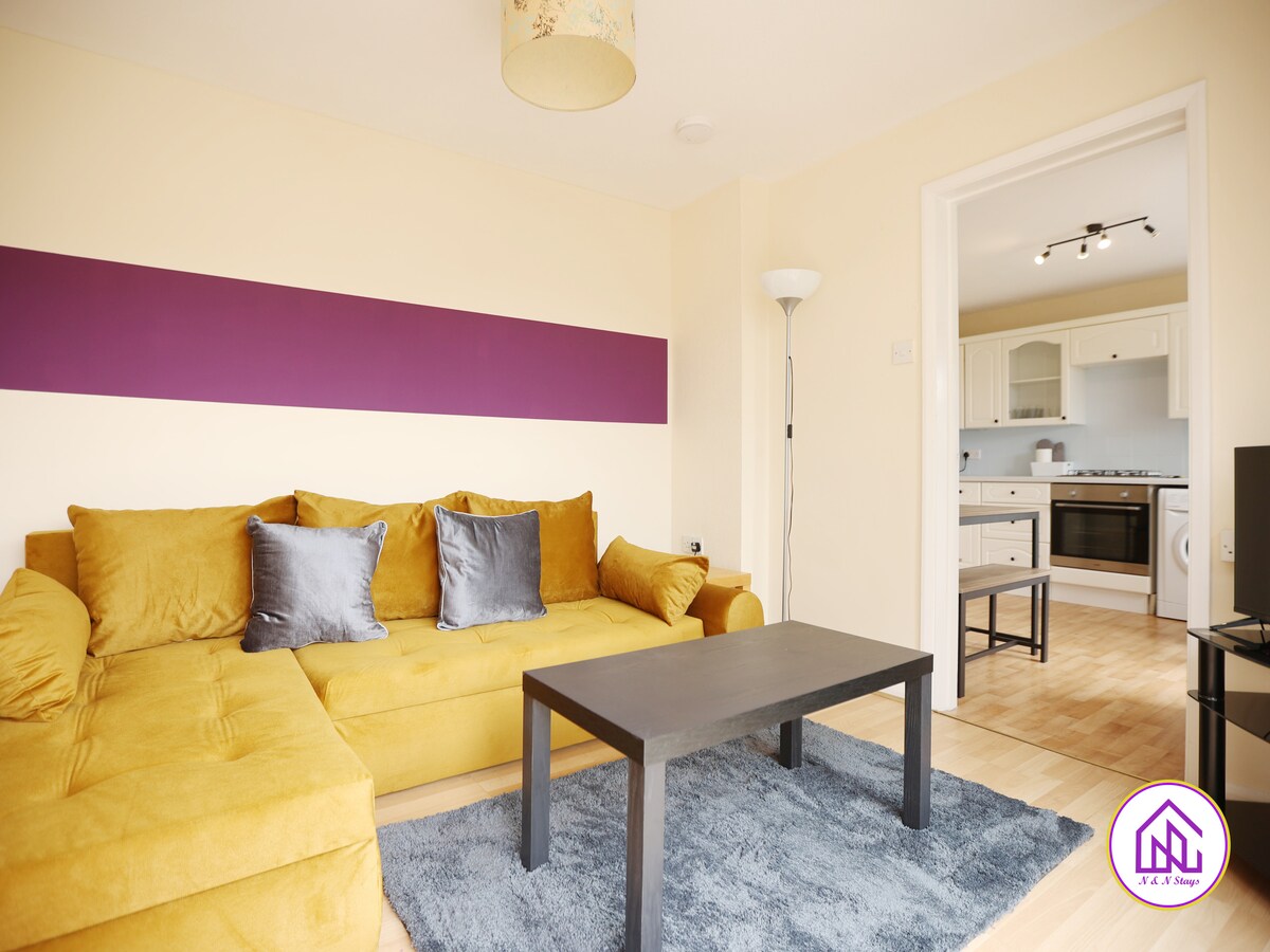 Anfitrión: N & N Stays, que lleva más de 2 años hospedando de forma profesional.
Espacio de salón cómodo y limpio con una decoración bien equipada.