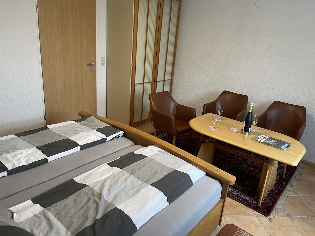                      سرير مزدوج بمراتب بسماكة 18 سم 200 × 200 سم