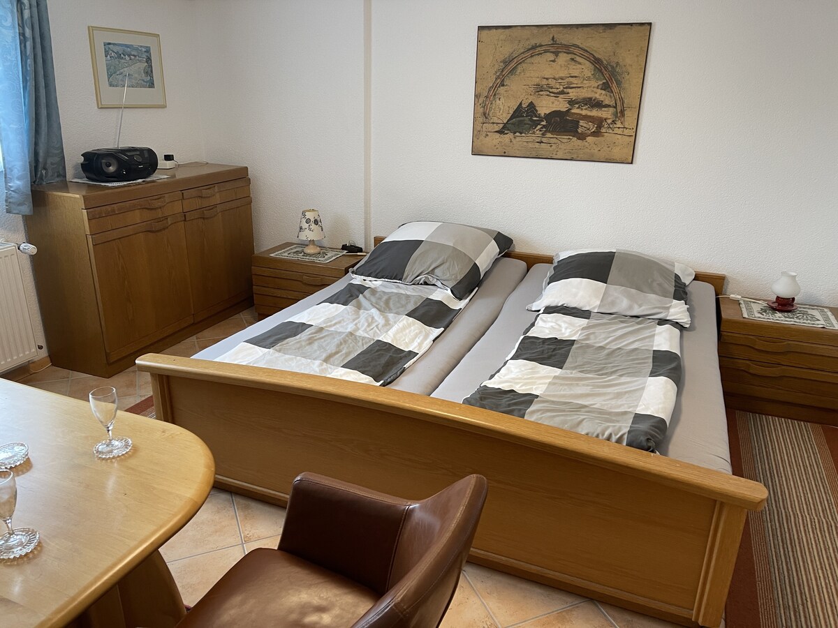 سرير مزدوج مع منضدة جانبية ومراتب بسماكة 18 سم 200 × 200 سم