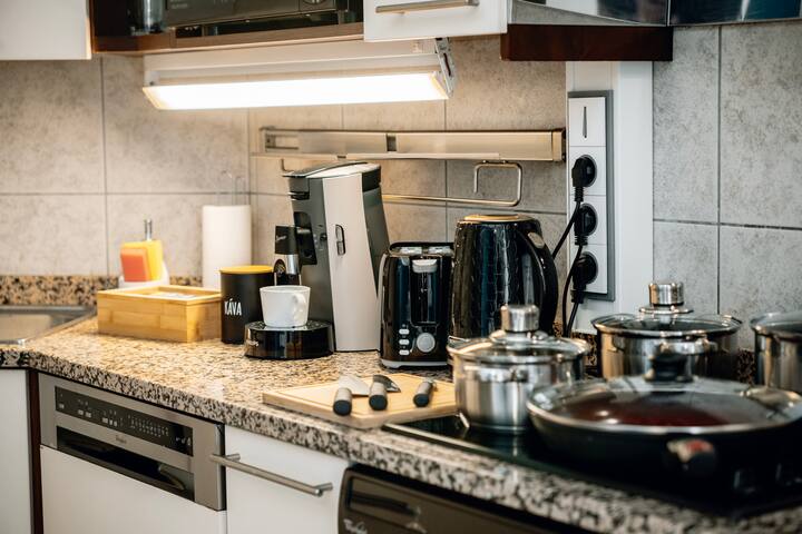 Heritage Haven: Charming 8 guests Jewish Quarter gallery image 5