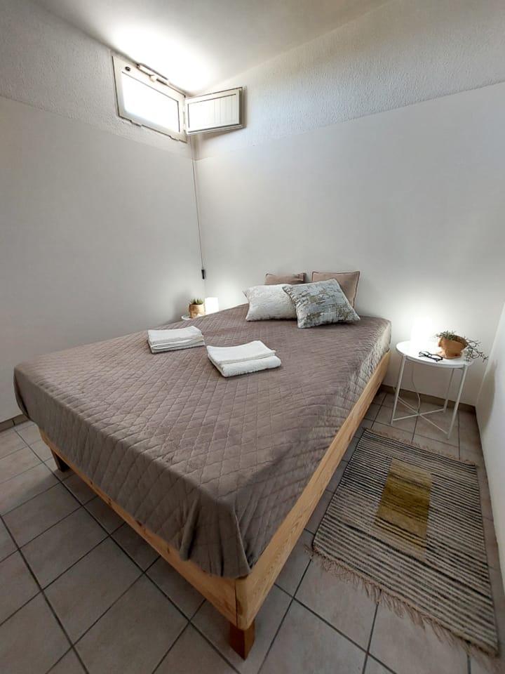 Lit confortable dans la chambre double