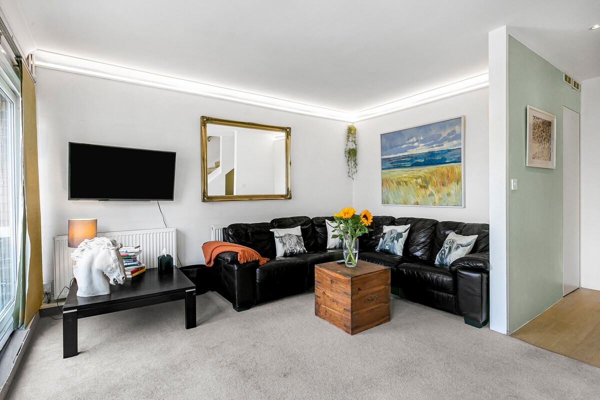 Popular Airbnb listing: Spacious Townhouse 2min. Walk To Town Train London in Hertfordshire