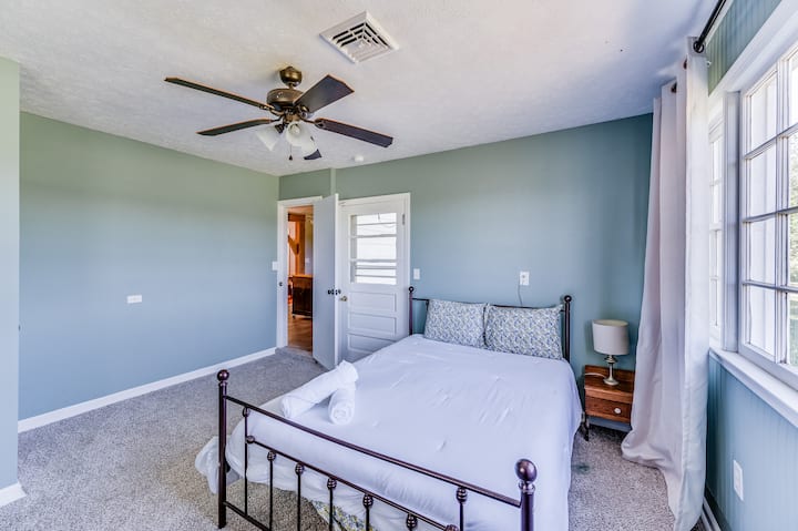 在我们迷人的第二间卧室度假胜地舒适入住