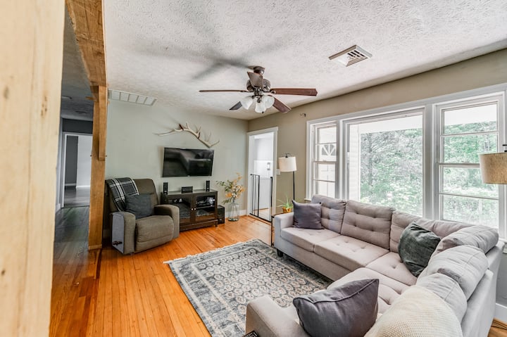 Redwing Farm Cottage | Mountain Views & Firepit - Bedford, VA