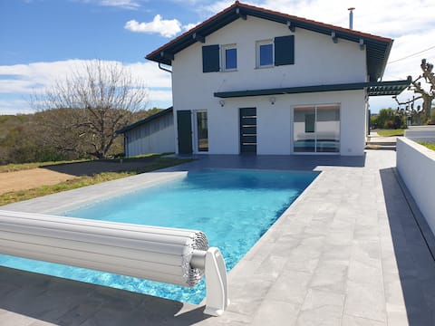 New villa in the countryside with heated pool