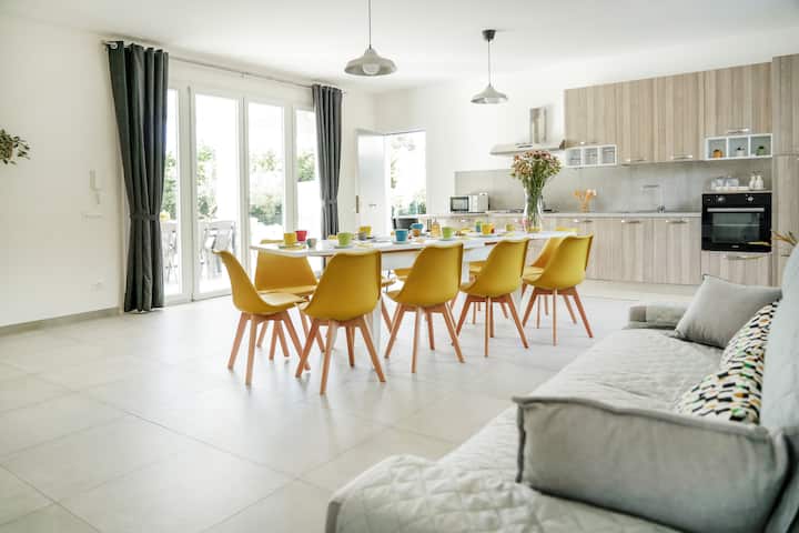 Sebule na Jiko lenye Ufikiaji wa Moja kwa Moja wa Baraza na Bwawa.